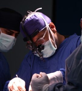 نظارت و همراهی مستقیم دکتر شهاب الدین عزیزی بر نحوه خوابیدن در دوران نقاهت بعد از عمل جراحی فک