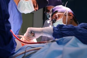 نقش پیچ و پلاک در ثابت نگه داشتن فک چیست؟